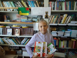 Ученица 4 класса Брезгунова Дарина в школьной библиотеке. Акция "Мои любимые книги"