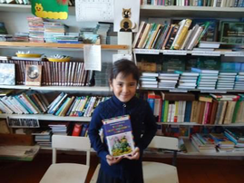 Ученица 3 класса Илларионова Анжела в школьной библиотеке. Акция "Мои любимые книги"