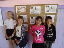 Ученики начальных классов возле стенда "Книги-юбиляры"