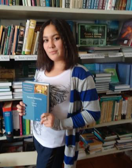 Ученица 10 класса Илларионова Александра в школьной библиотеке. Акция "Мои любимые книги"