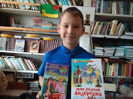 Ученик 4 класса Фурманов Артём в школьной библиотеке. Акция "Мои любимые книги"