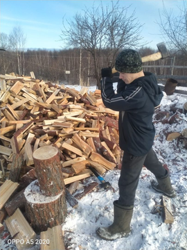Нуянкин Максим помог в расколке дров.