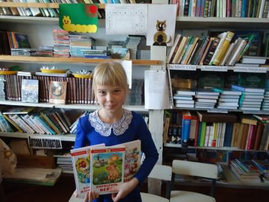 Ученица 4 класса Фишко Карина в школьной библиотеке. Акция "Мои любимые книги".